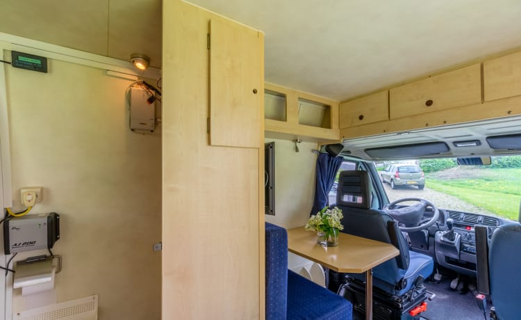 Joli bus camping-car entièrement équipé avec panneaux solaires