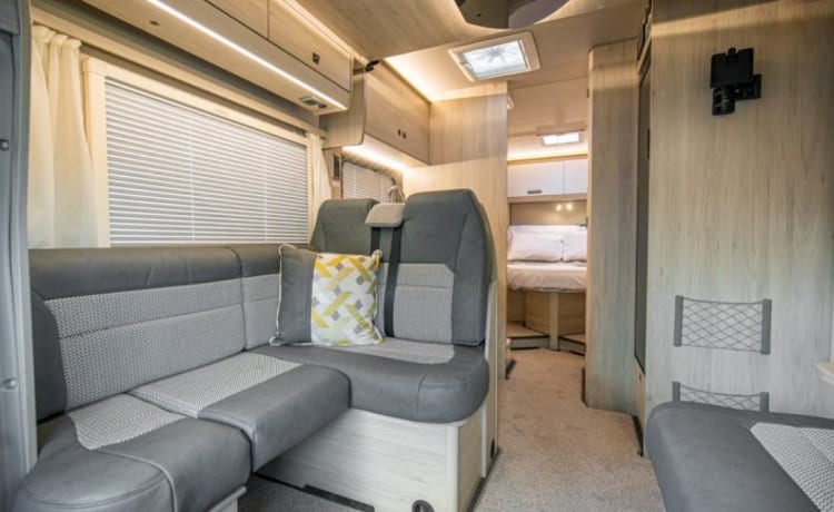 Riding Roamer – Auto Trail F74 - 4 Sicherheitsgurte bieten Platz für 4 bis 6 Personen - perfekt für einen Roadtrip