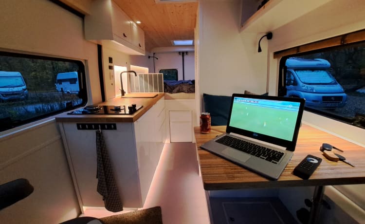 Peu – Nice self-build bus camper off grid