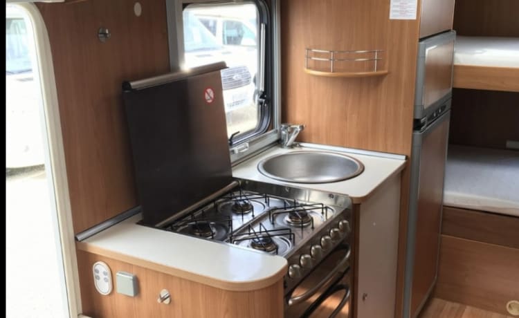 Cel4night – 7-persoons alkoof camper