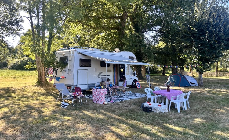 Bobby – Aventures familiales sur roues : camping-car Ford Elnagh pour 4 à 6 personnes