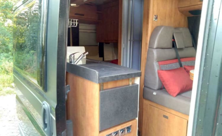 Malibu Van – Compact luxury Malibu bus camper with low bed!