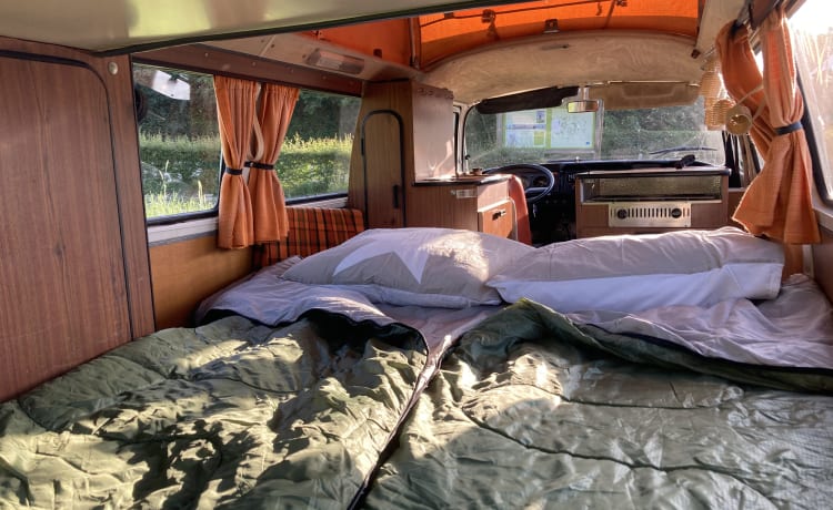 HIPPIECAMP – Retro Volkswagen camper met 4 slaapplaatsen