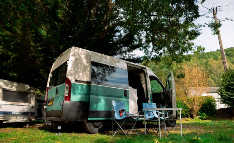 🚐 Découvrez notre camping-car Peugeot Boxer hors réseau - Votre ticket pour la liberté !