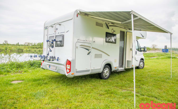 Camping-car alcôve entièrement meublé