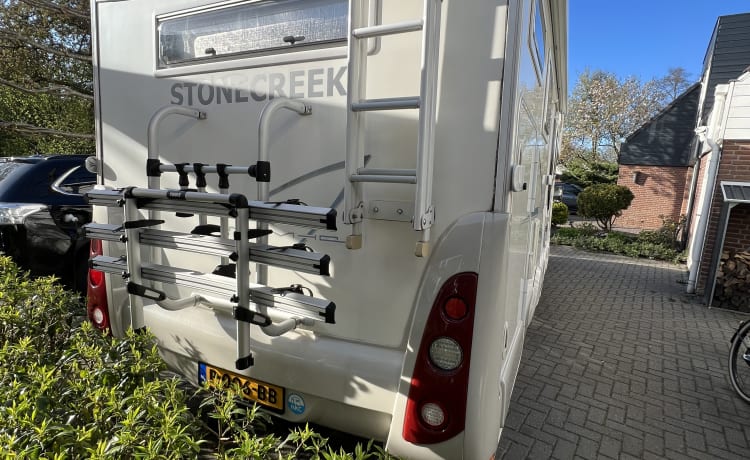 Stonecreek – Rimor Nemho 5 persoons Alkoof camper van alle gemakken voorzien! 