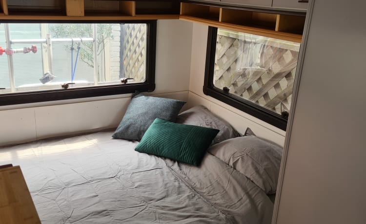 4 person 2.5l Ford transit alcove camper, completely renovated!