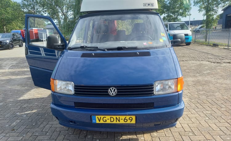 2p Volkswagen bus uit 1995