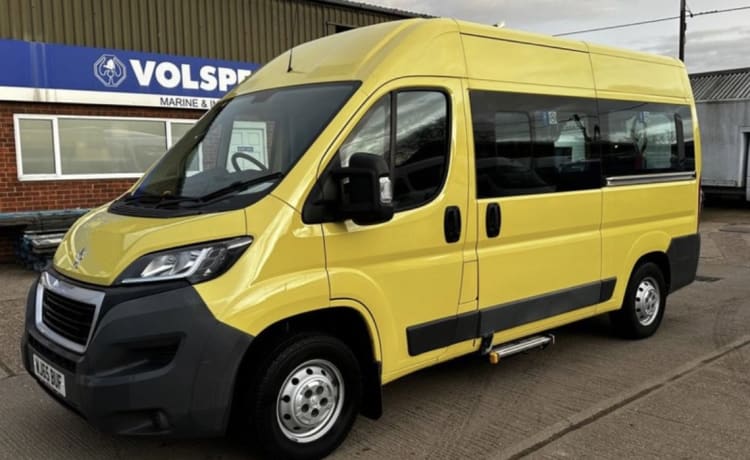 Vincent – un comodo camper Renault giallo con 2 posti letto del 2015