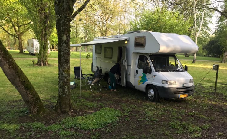 RUIME SCHONE GEZINS CAMPER GROOT EN HANDIG MET NESPRESSO ;)