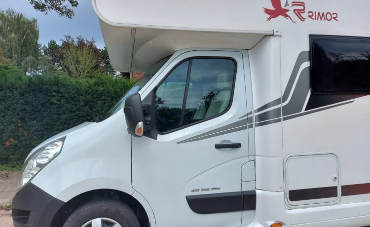 Beau camping-car spacieux avec toutes les commodités nécessaires