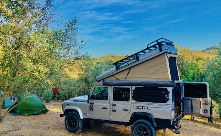 The Silver Bullit – Land Rover Defender (B) 4x4 Einzigartiger Offroad-Wohnmobil nach Maß