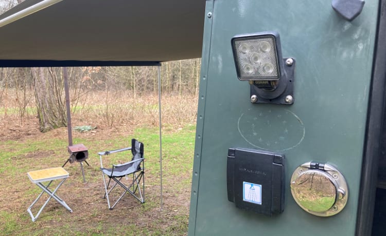 2p Land Rover Defender camper with lifting roof