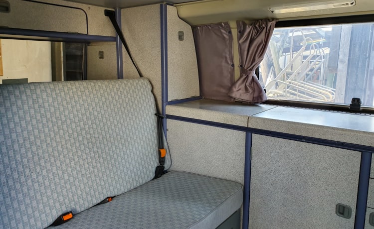 Il nostro resistente autobus mimetico VW T4 Westfalia.