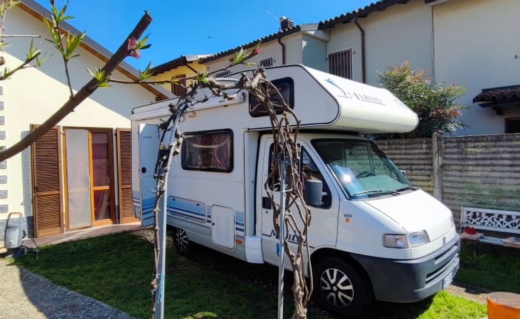 Elnagh  – Camping-car 5 places avec crochet d'attelage.