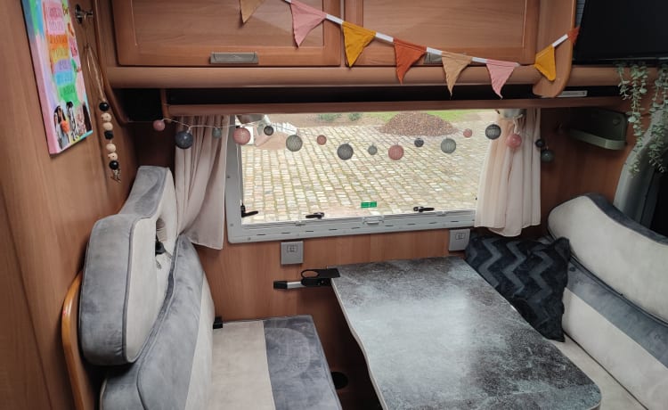 Zin in een tripje met een hele leuke familie camper? Lees snel verder ----> – Neat Mobilvetta alcove from 2007