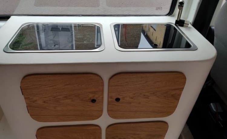 FORDJE Vintage – Ford Vintage, bus camper with interior made of wood