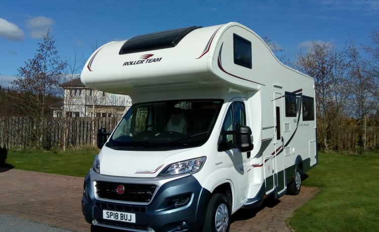 NC500 Highland Tourer – Auto Roller 746 Camper met 6 slaapplaatsen - ideaal voor NC500 en Highlands