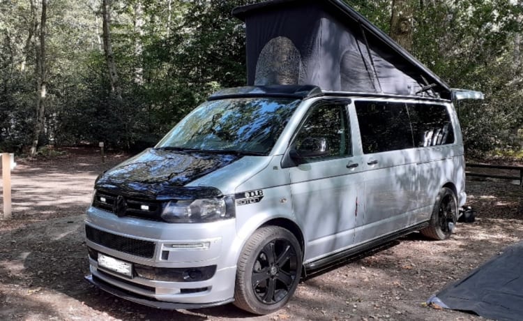 QUICK SILVER – CAMPER QUICK SILVER T5.1 4 POSTI LETTO CON TETTO A POPPA ( T32 STARTLINE LWB )