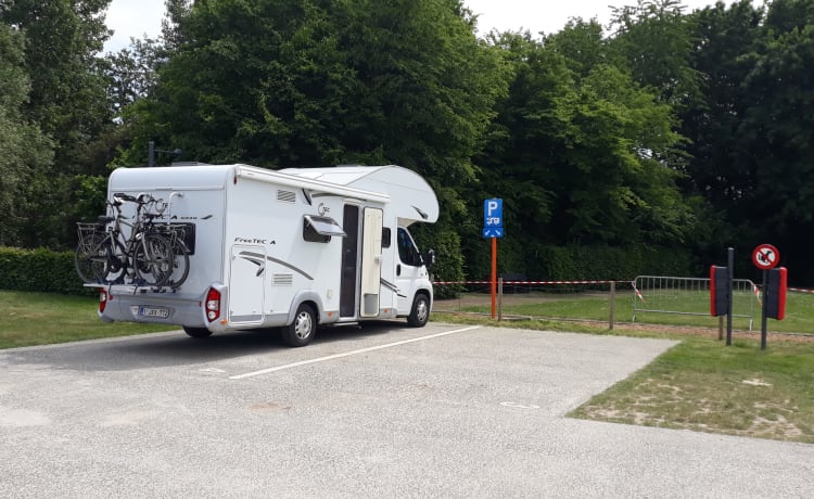 Camping-car alcôve entièrement meublé