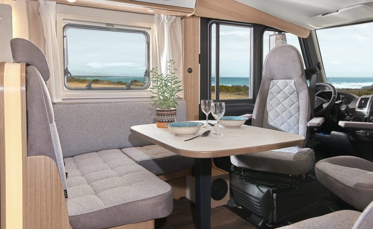 23/24 – Beautiful compact camper with a 2-person fixed bed and a 2-person pull-down bed.