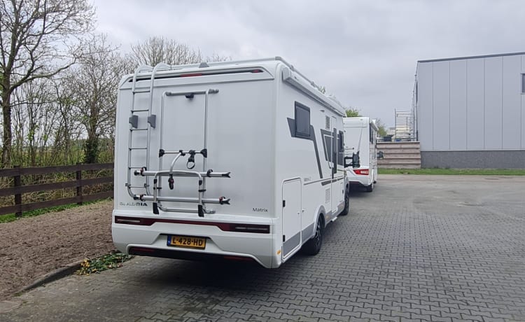 670dc – Very luxurious camper with free-standing bed and plenty of seating space