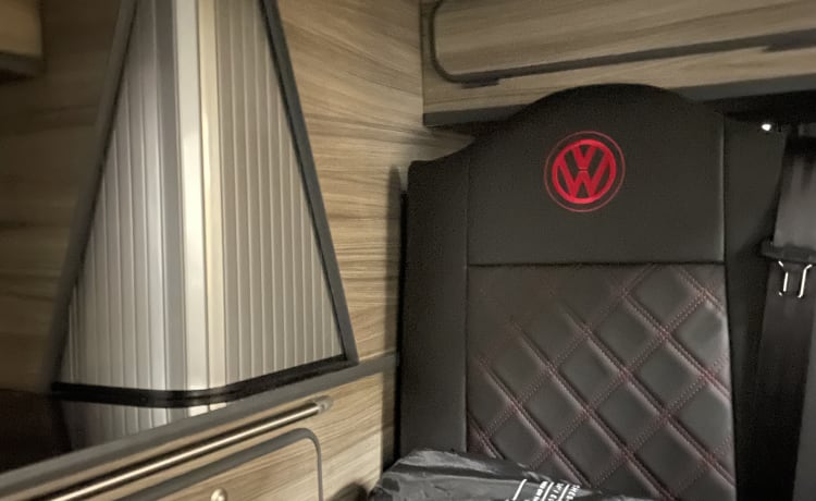 Maisie – Elegante camper VW automatico con 4 posti letto, adatto agli animali domestici