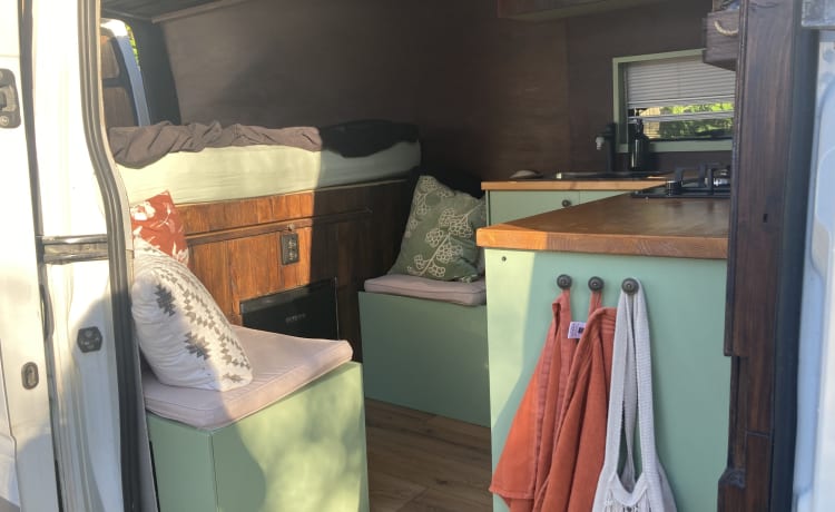 Ed – Stylish self-built camper L3H2