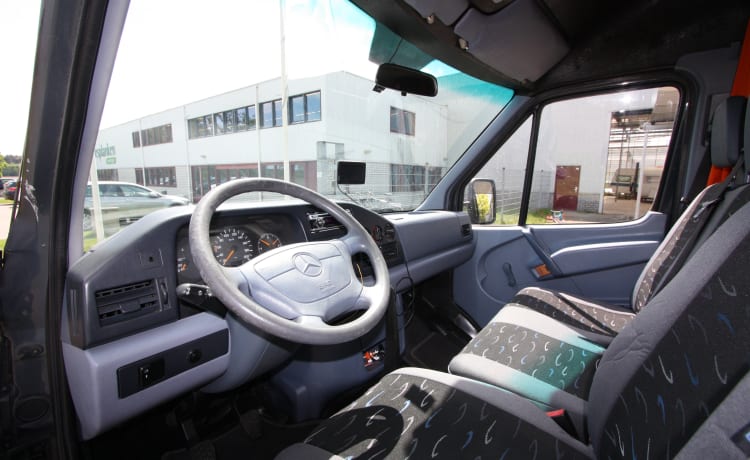 Komplett neu gestalteter Mercedes Sprinter mit XXL-Luxus-Festbett (Doppelbett)