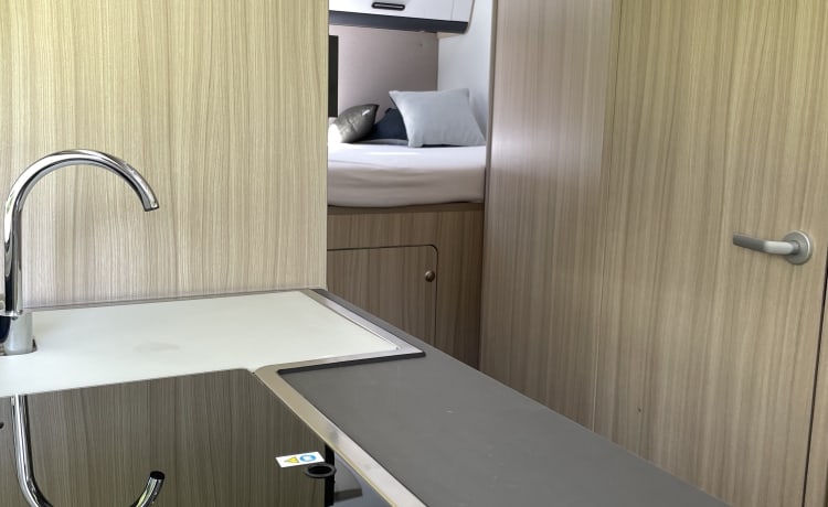 Queen G – Nieuwe en ruime 6-persoons alkoofcamper