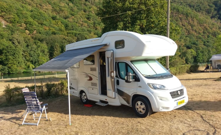 Camping-car en alcôve 2 personnes aventureux et confortable