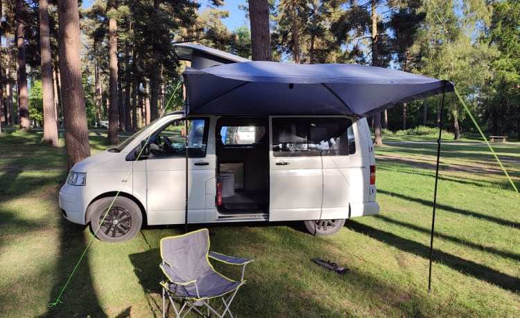 Roma – Volkswagen T5 2009 mit 4 Schlafplätzen