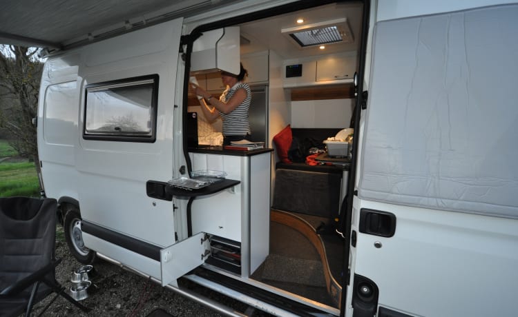 Fully equipped 2-person Renault camper van with bed up to 175 x 205 cm