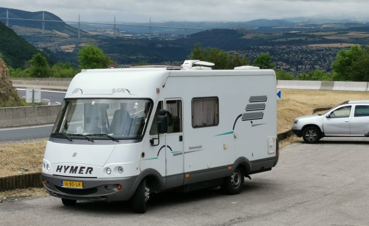 B574 met dubbele bodem  – 4p Top Hymer with good French beds