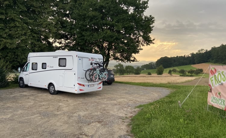 Beau camping-car familial avec de nombreuses options!