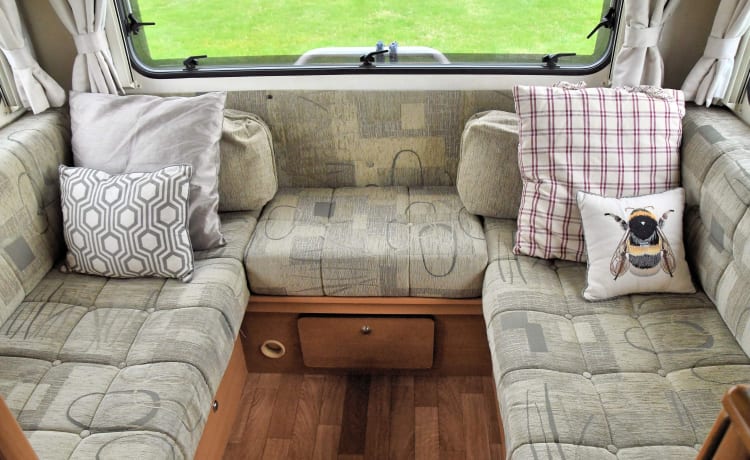 Comfortable 6 Berth Camper….ready for adventures! 