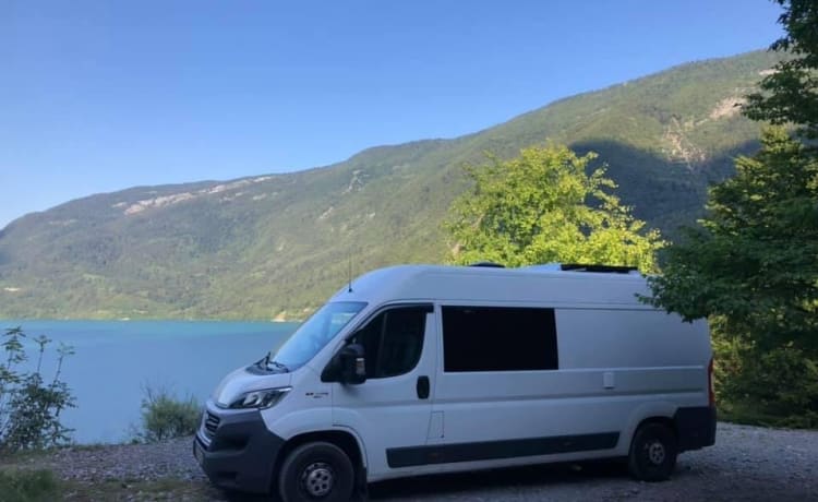 Camping-car Fiat ducato pour 2/3 personnes et possibilité de lit bébé supplémentaire