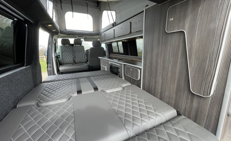 Wallis  – Wallis - Conversione VW T6 CamperKing di alta qualità. 4 posti letto e 5 posti a sedere