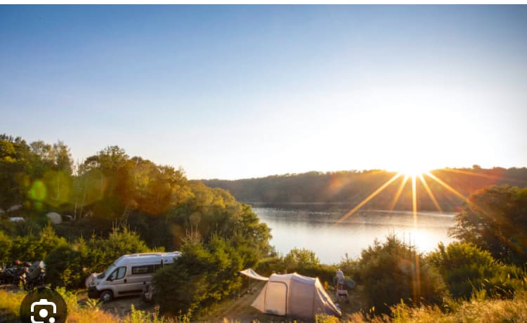 Beau camping-car élégant pour 2+2 personnes