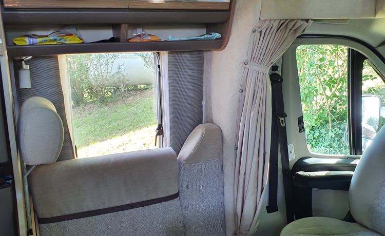 Beautiful luxury and compact (6.40 meters) motorhome with everything you wish for...