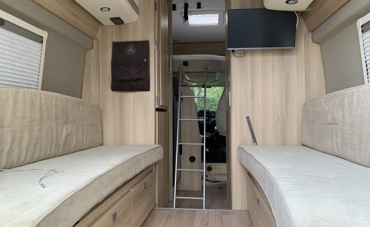 Dreamer – 5 berth Fiat Ducato camper van