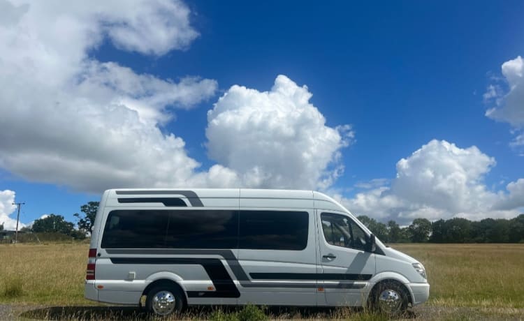 Mercedes-Benz bus met 4 slaapplaatsen