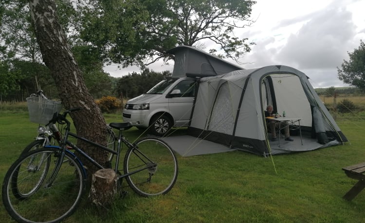 Camping-car VW 4 places automatique - entièrement assuré et prêt à partir en exploration