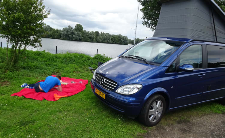 Brulaap – Ontdek de Luxe en Avontuur met onze goed uitgeruste Mercedes Camperbus!