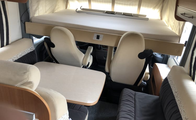 Krabje – Super mooie reis camper 4 personen met Airco Woonruimte en hefbed