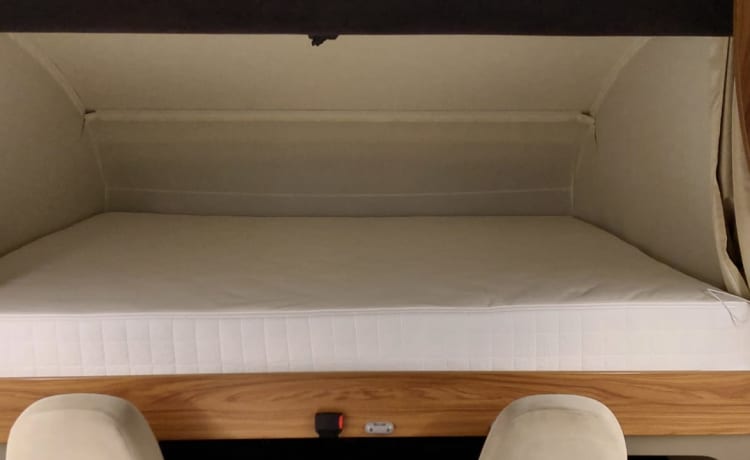 Lady Woodpecker – Camping-car familial de luxe pour 5 personnes avec lits superposés et lit escamotable pour 2 personnes.