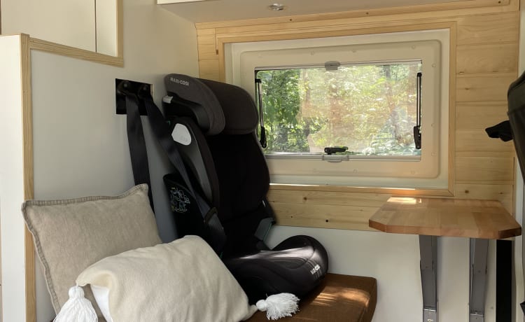 NOYR on Wheels – Beautiful black bus camper (4 people)