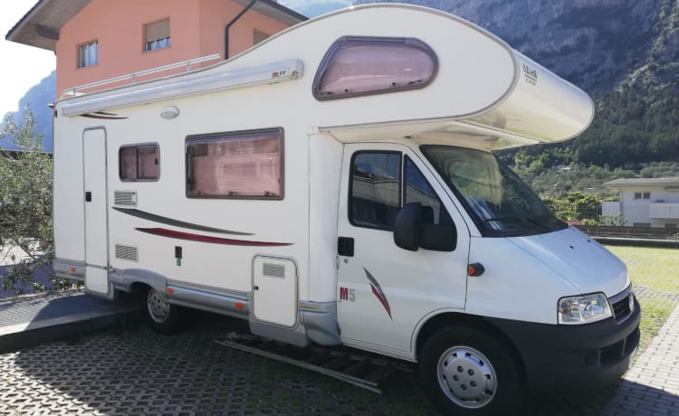 Camper mansardato sette posti letto doppia dinette