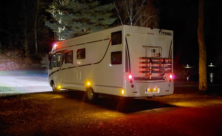 Lady Woodpecker – Camping-car familial de luxe pour 5 personnes avec lits superposés et lit escamotable pour 2 personnes.