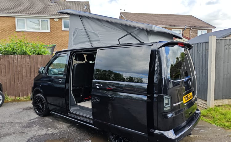 The Black Vanther  – Camper Volkswagen a 4 posti letto del 2015